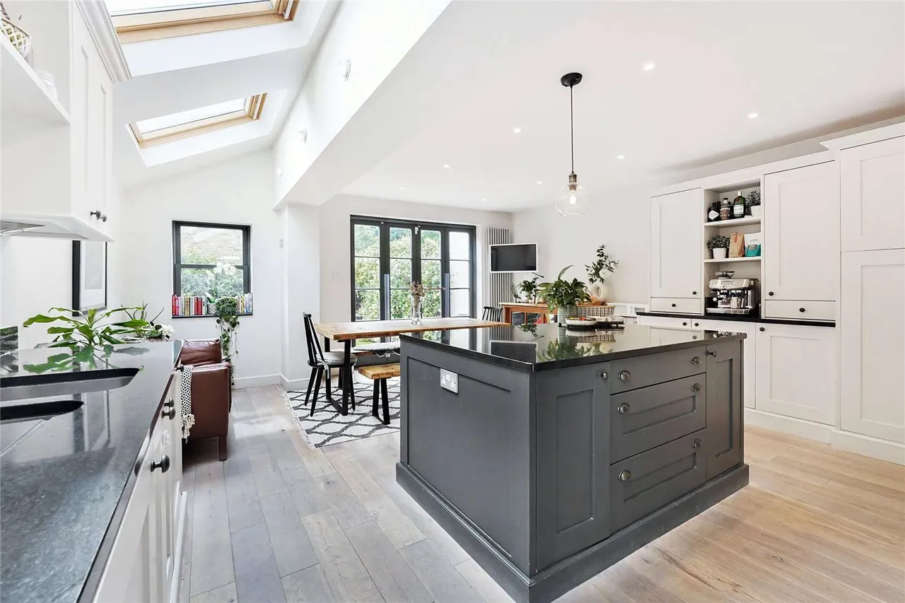 5 bed house to rent — Geraldine Road, London, SW18 2NT