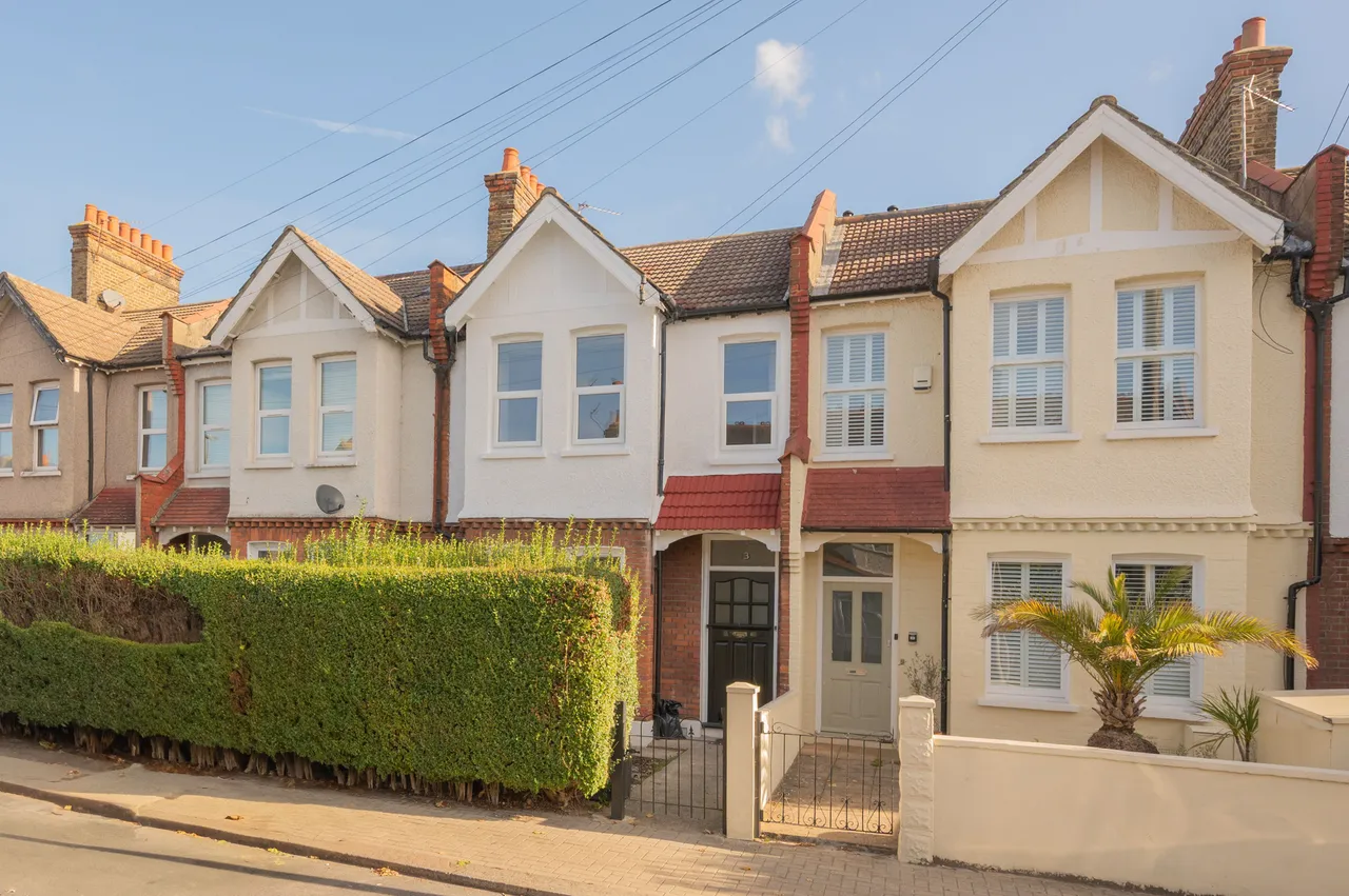 2 bed flat for sale — Top Floor, 83 Moyser Road, London