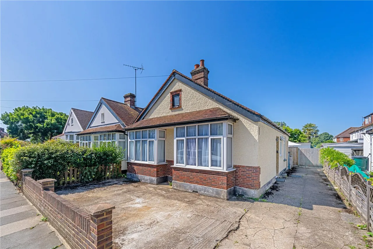 3 bed house for sale — Coombe Road, Hampton, TW12 3PB