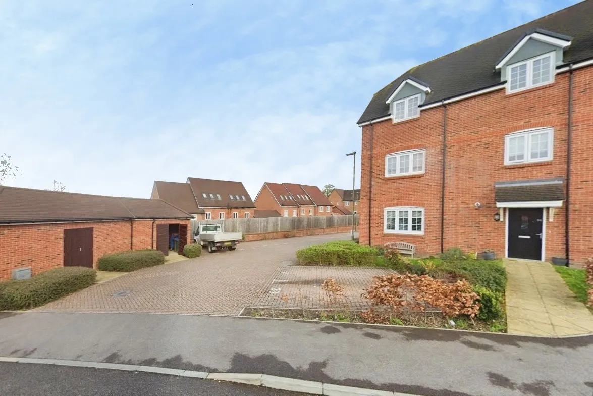 Runnymede Drive, Odiham, Hook, Hampshire, RG29 1FP, photo 7