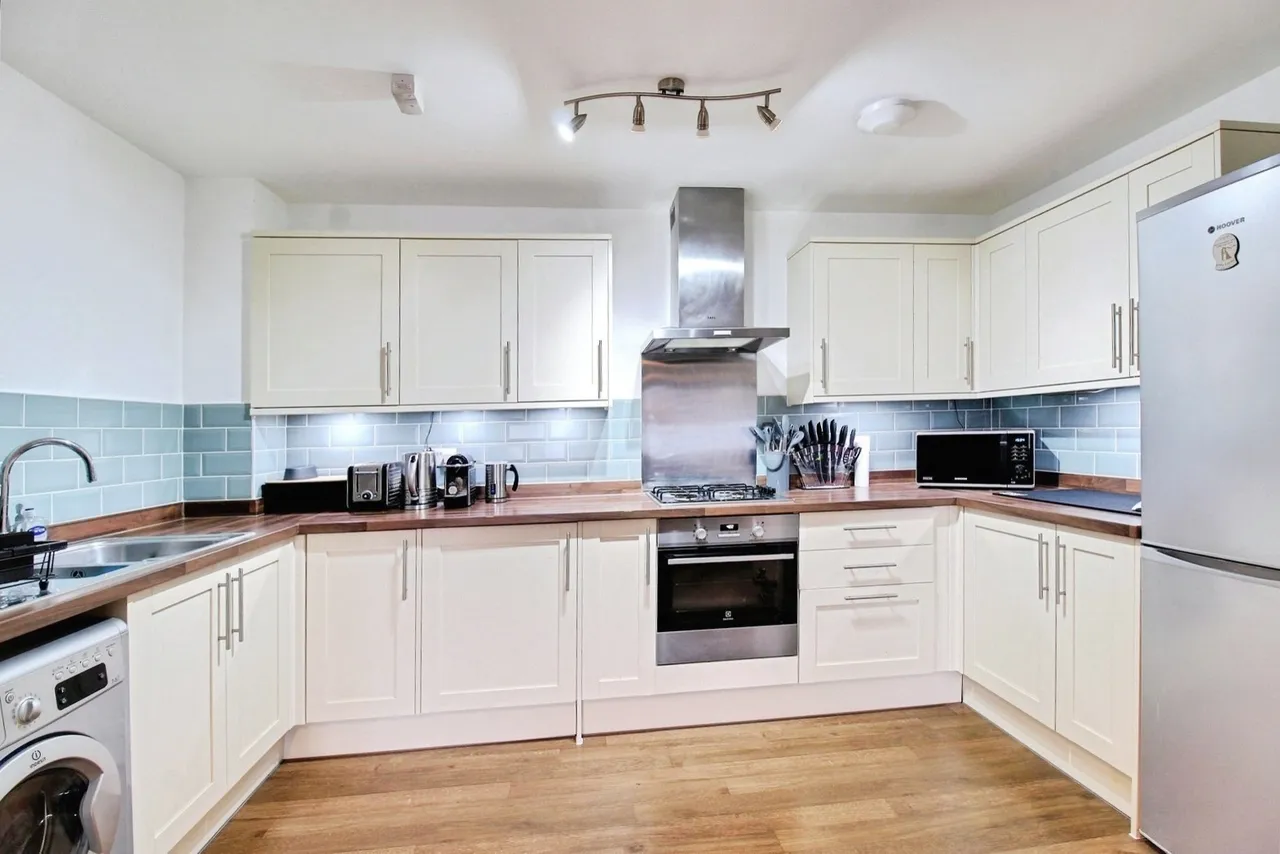 Runnymede Drive, Odiham, Hook, Hampshire, RG29 1FP, photo 3