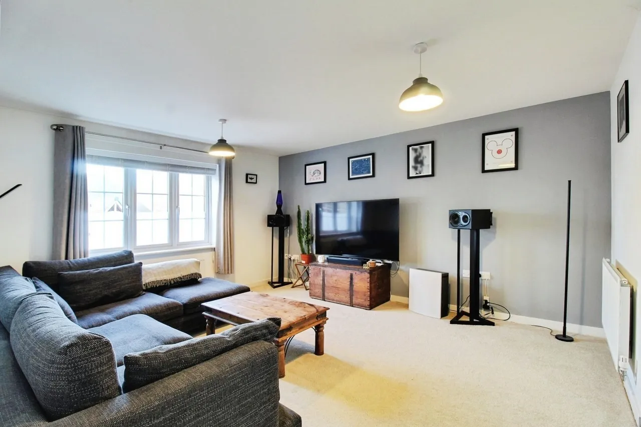 Runnymede Drive, Odiham, Hook, Hampshire, RG29 1FP, photo 6