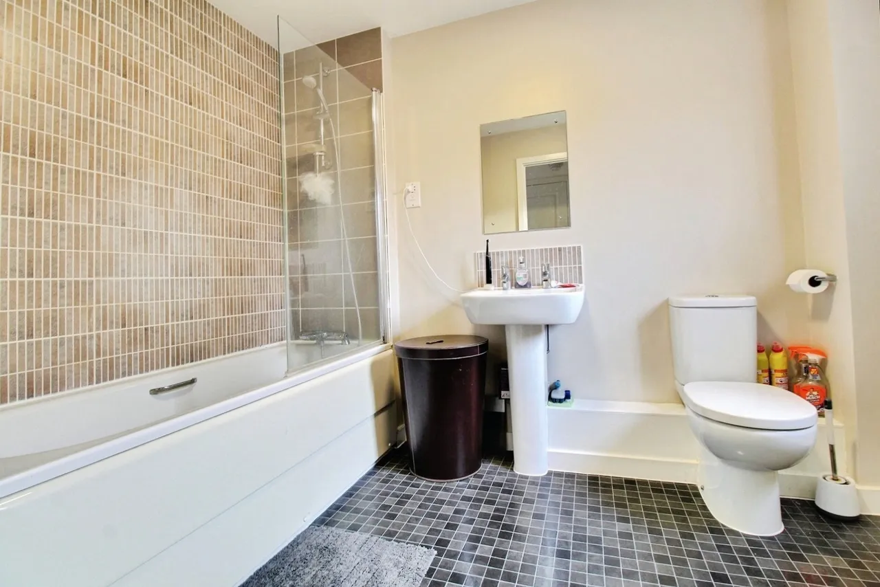 Runnymede Drive, Odiham, Hook, Hampshire, RG29 1FP, photo 5
