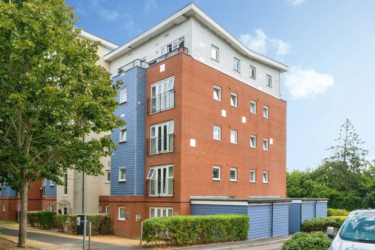 2 bed flat for sale — Alexander Square, Eastleigh
