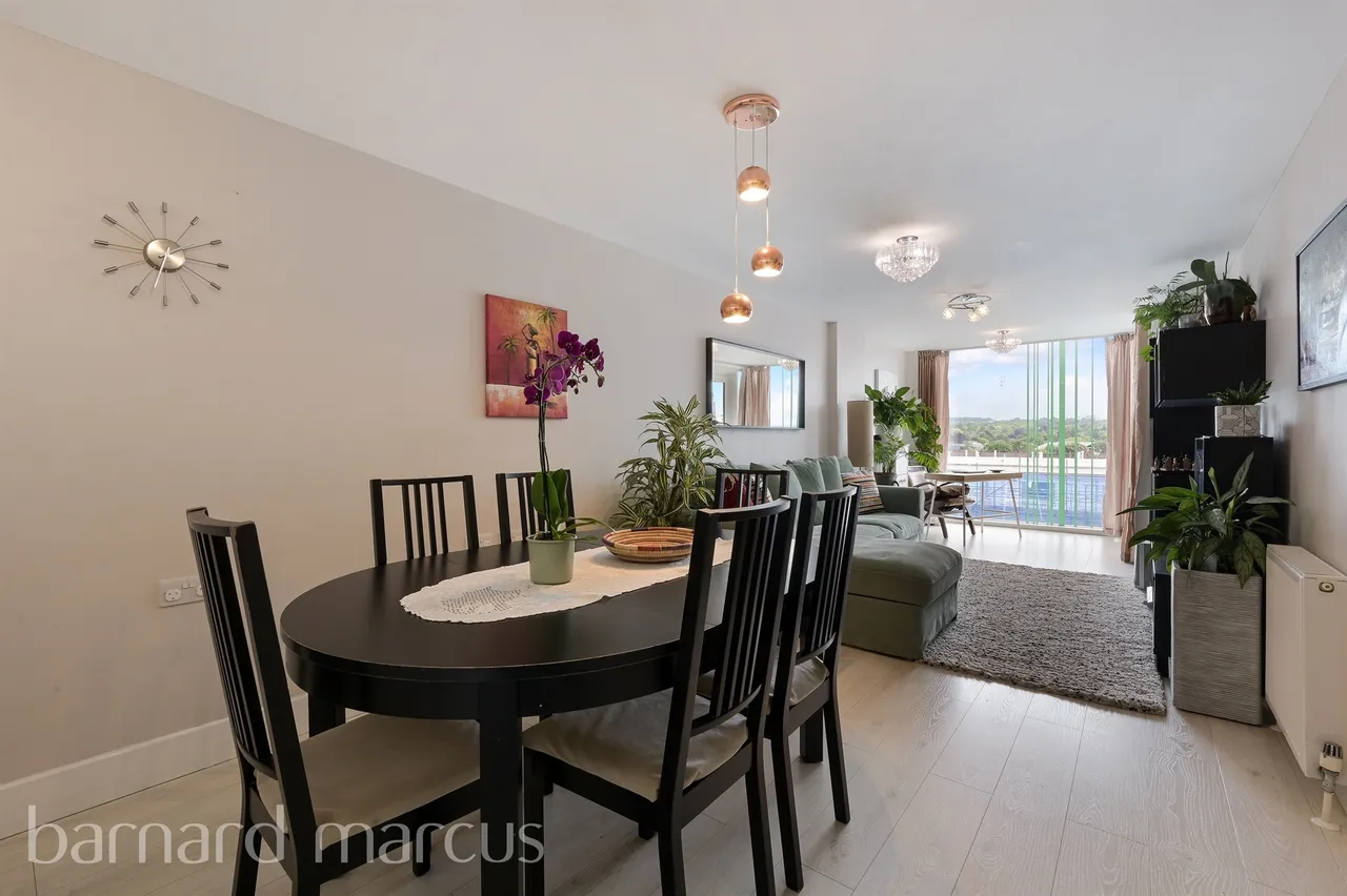 Station Approach, Epsom, KT19, photo 5