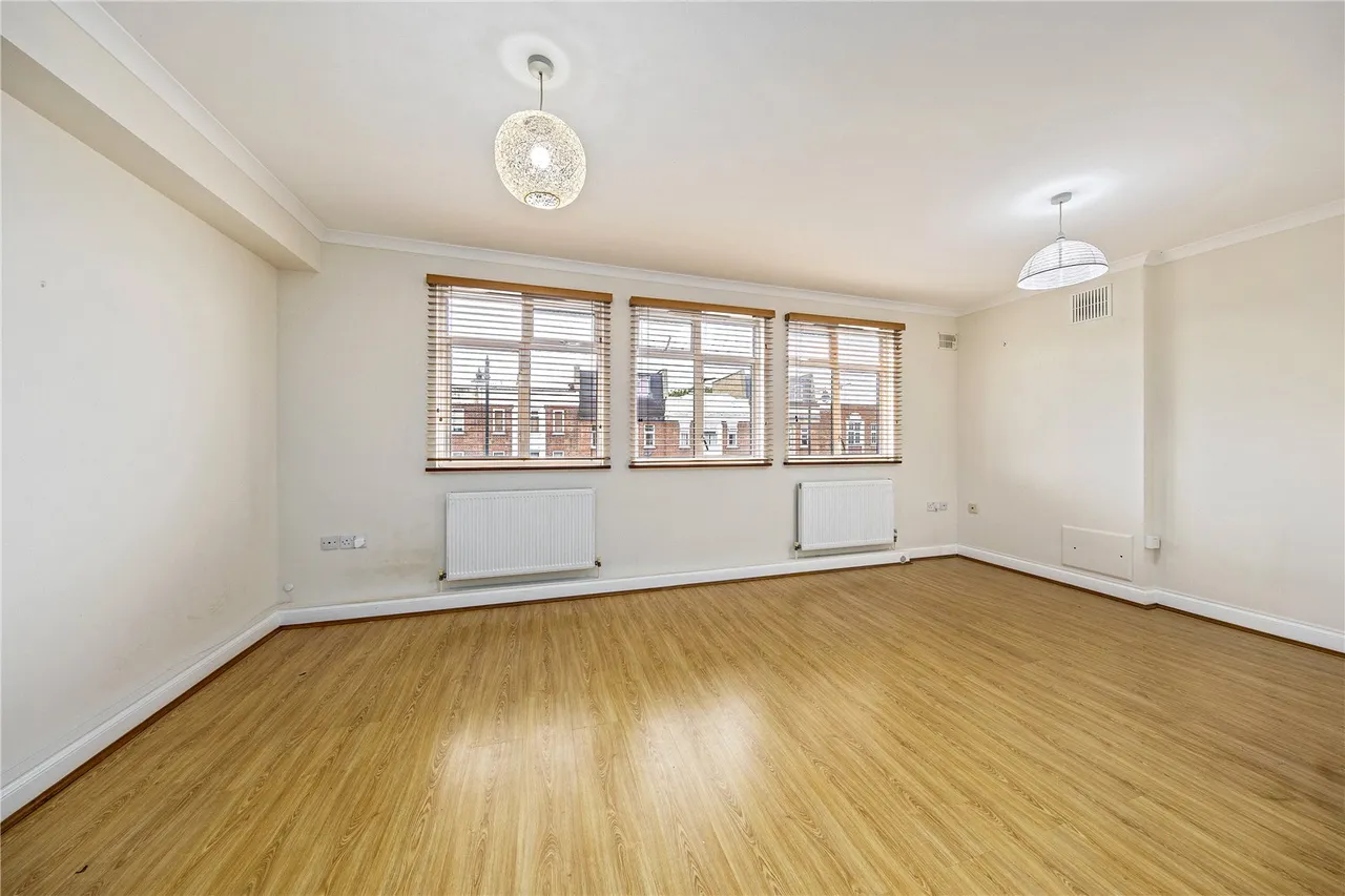High Street, Whitton, TW2, photo 2