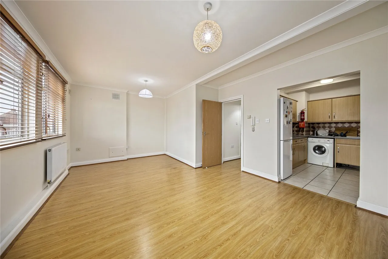 2 bed flat to rent, High Street, Whitton, TW2