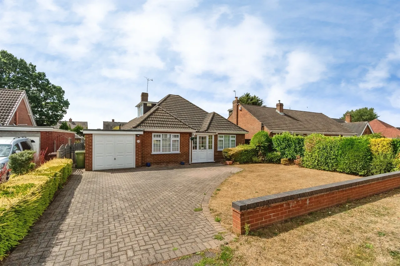 4 bed house for sale — Longford Road, Cannock