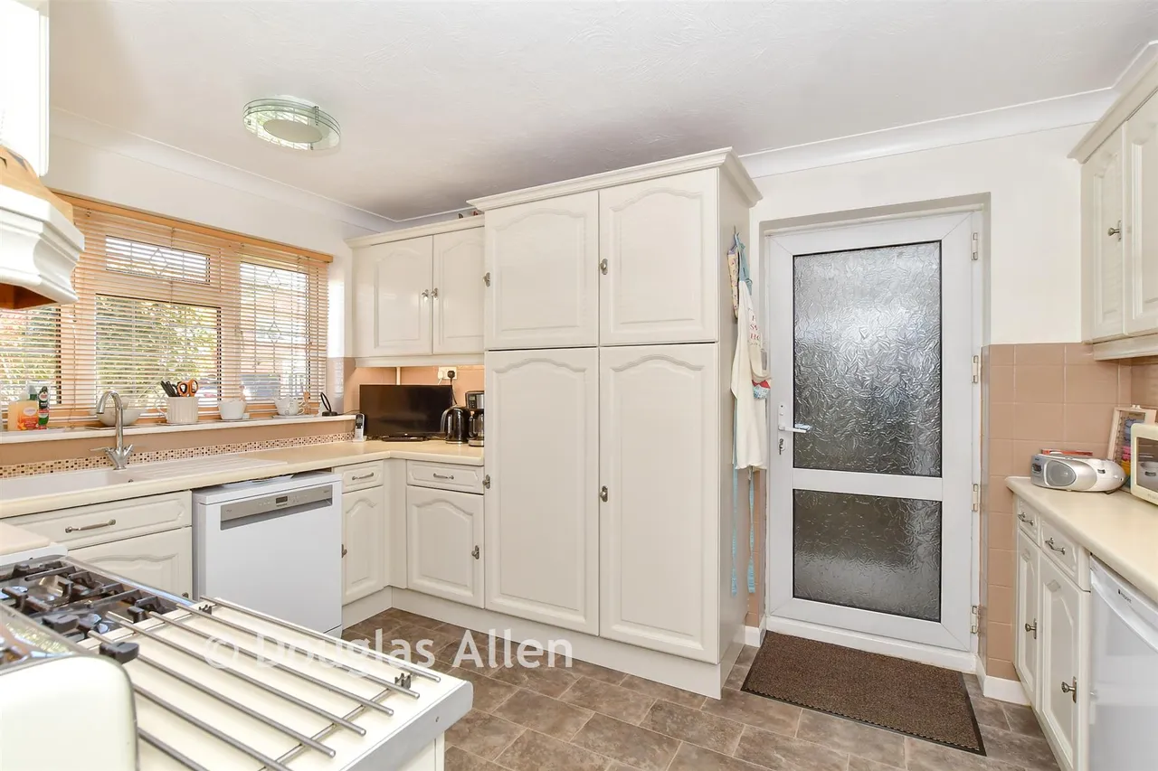 Ilfracombe Crescent, Hornchurch, RM12, photo 5