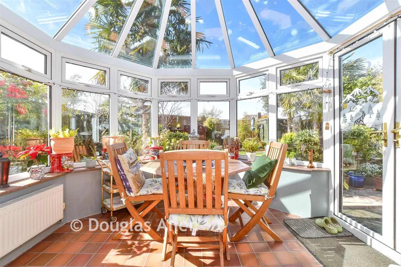 Ilfracombe Crescent, Hornchurch, RM12, photo 6