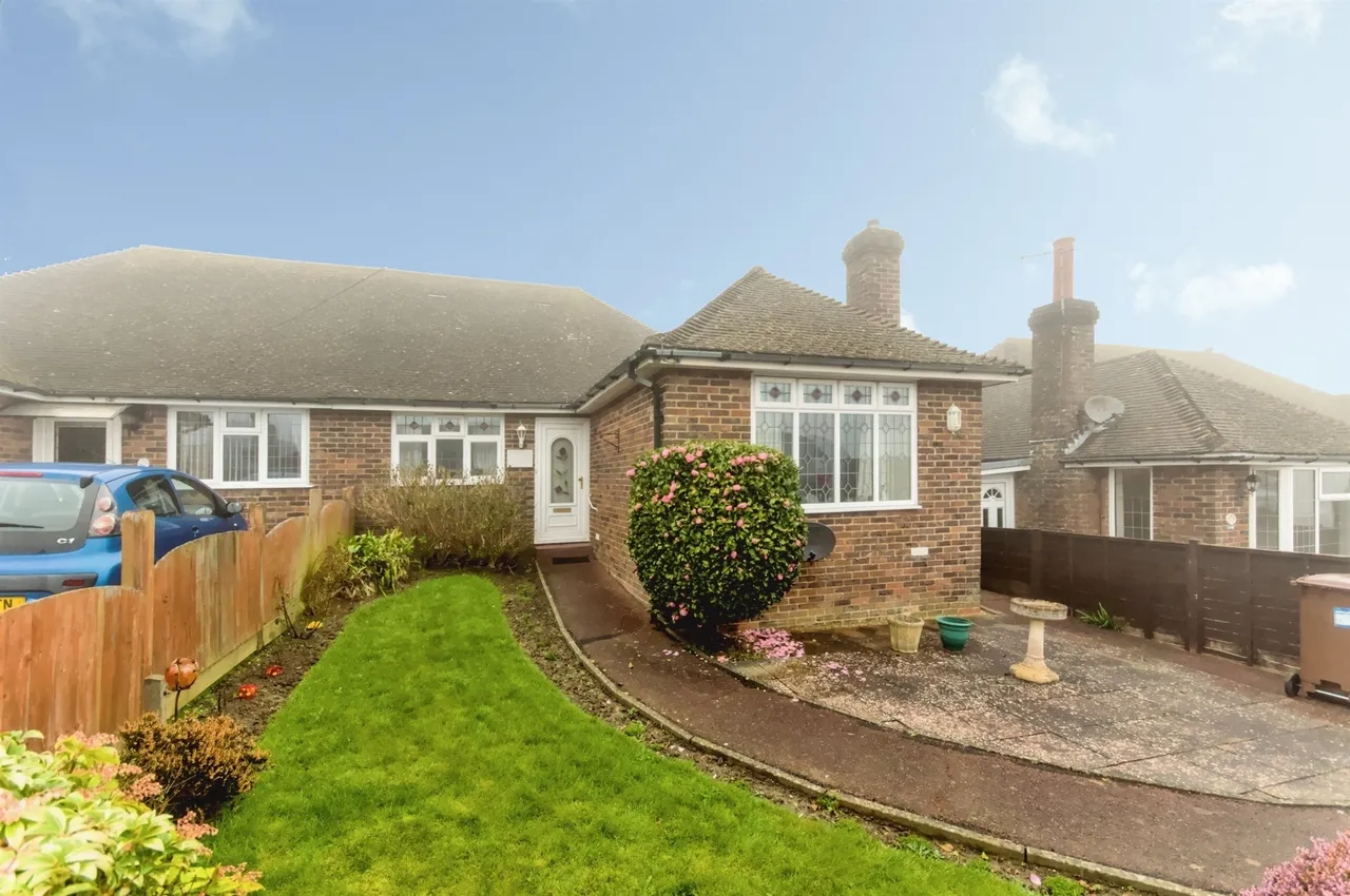 3 bed house for sale — Grange Court Drive, Bexhill-On-Sea