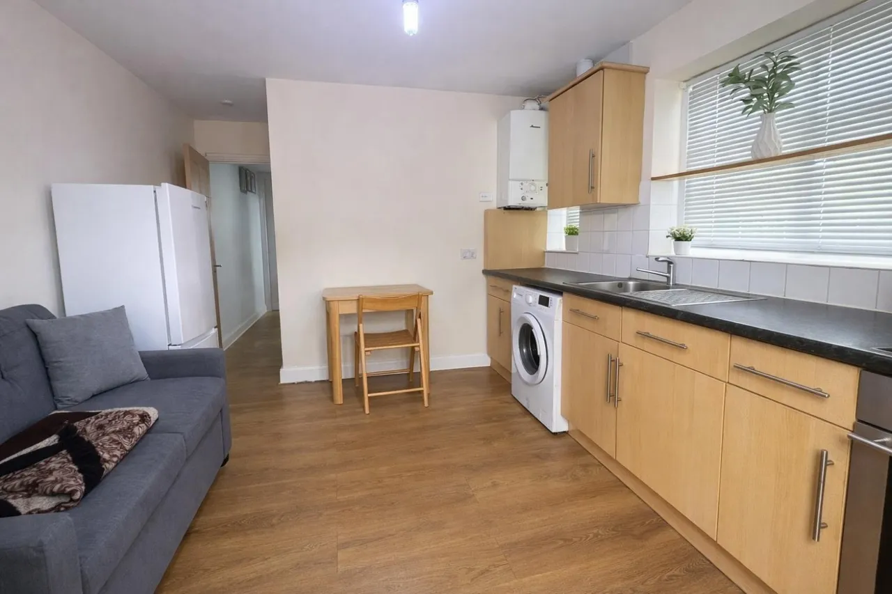 Cromwell Road, Hounslow, TW3, photo 2