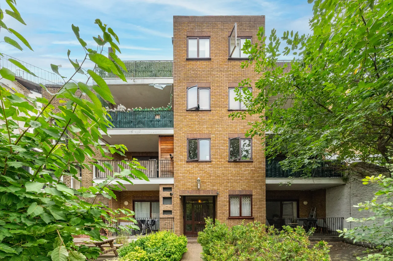 4 Slievemore Close, London, photo 3