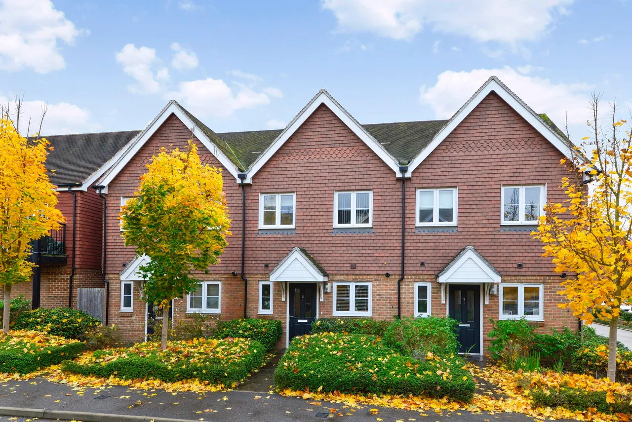 2 bed house to rent, Alderbank Drive, Godalming, GU7