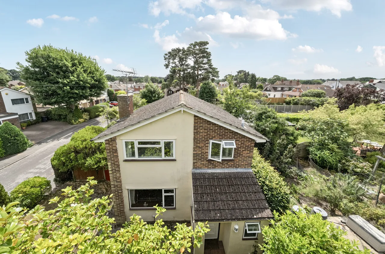 Ullswater Road, Lightwater, Surrey, GU18 5TB, photo 2