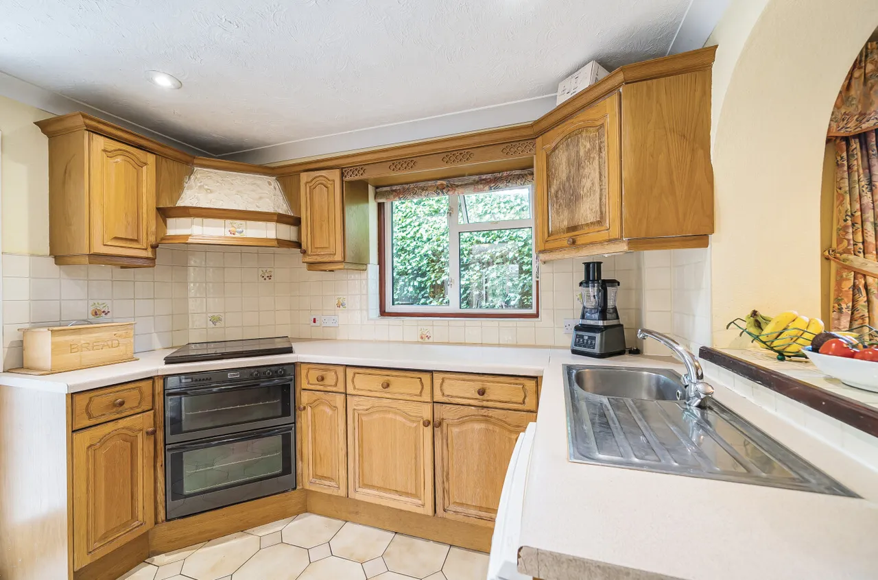 Ullswater Road, Lightwater, Surrey, GU18 5TB, photo 6