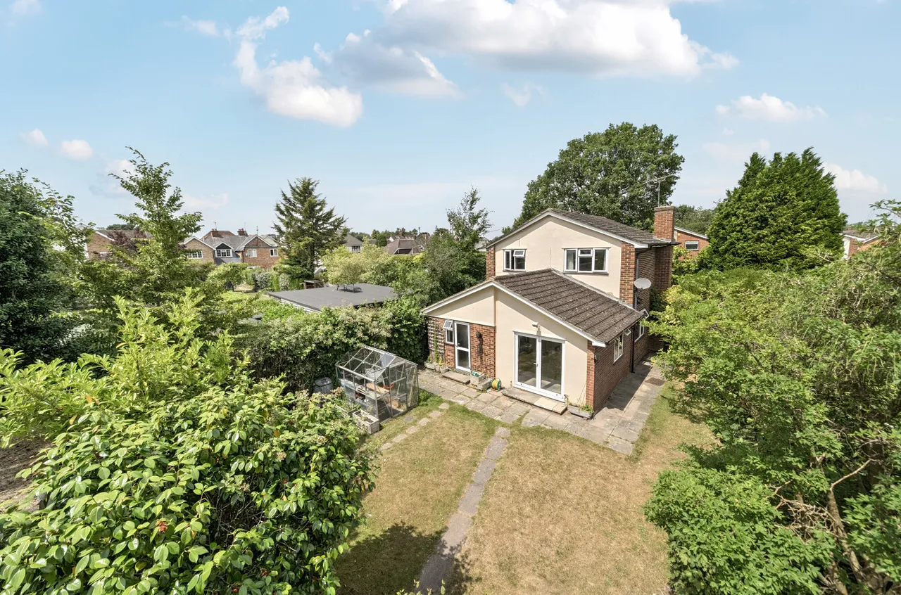 3 bed house for sale — Ullswater Road, Lightwater, Surrey, GU18 5TB