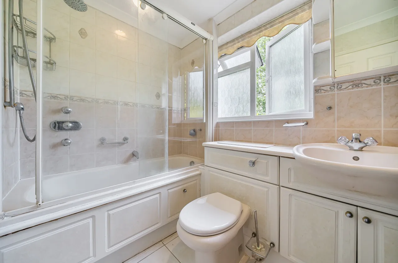 Ullswater Road, Lightwater, Surrey, GU18 5TB, photo 12
