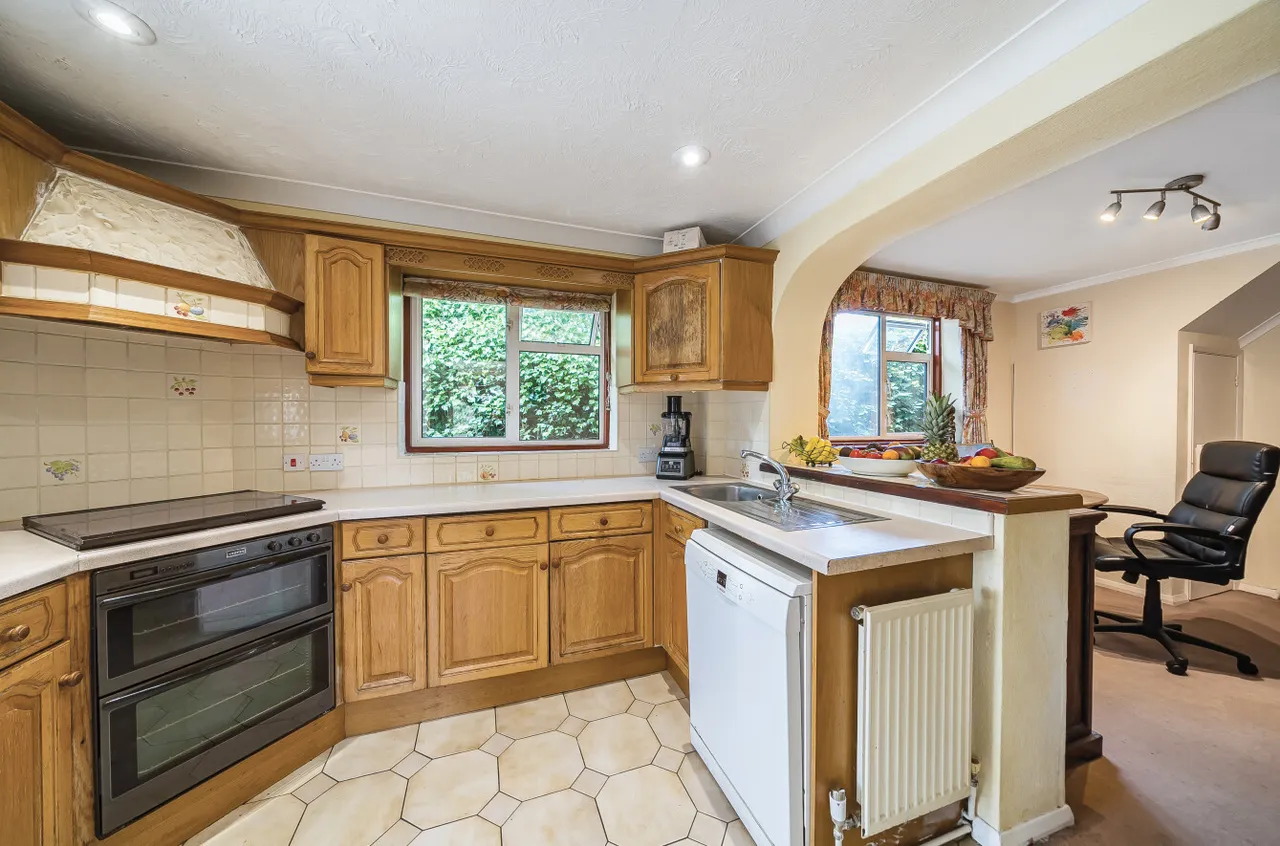 Ullswater Road, Lightwater, Surrey, GU18 5TB, photo 7