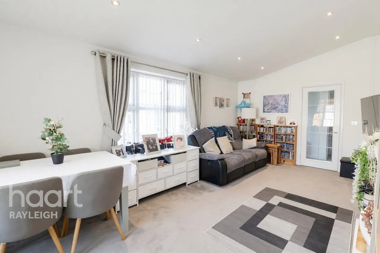 Kingsmans Farm Road, Hockley, SS5, photo 8