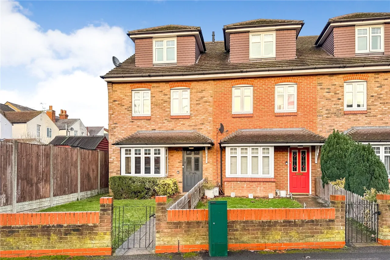 2 bed house for sale — Newport Road, Aldershot, Hampshire, GU12 4PB