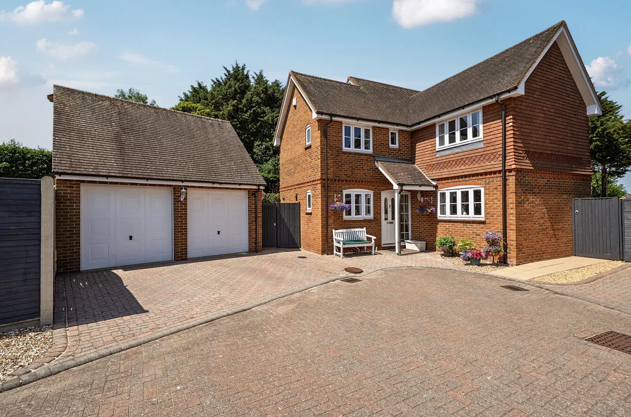 4 bed house for sale — The Green, Frimley Green, Camberley, Surrey, GU16 6HF