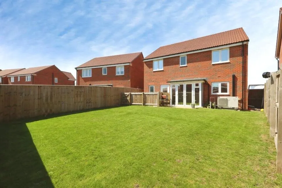 Butterfly Way, New Rossington, DN11, photo 16