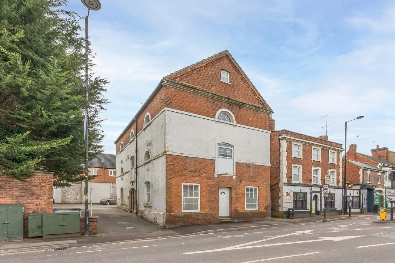 2 bed flat for sale — Old Road, Leighton Buzzard