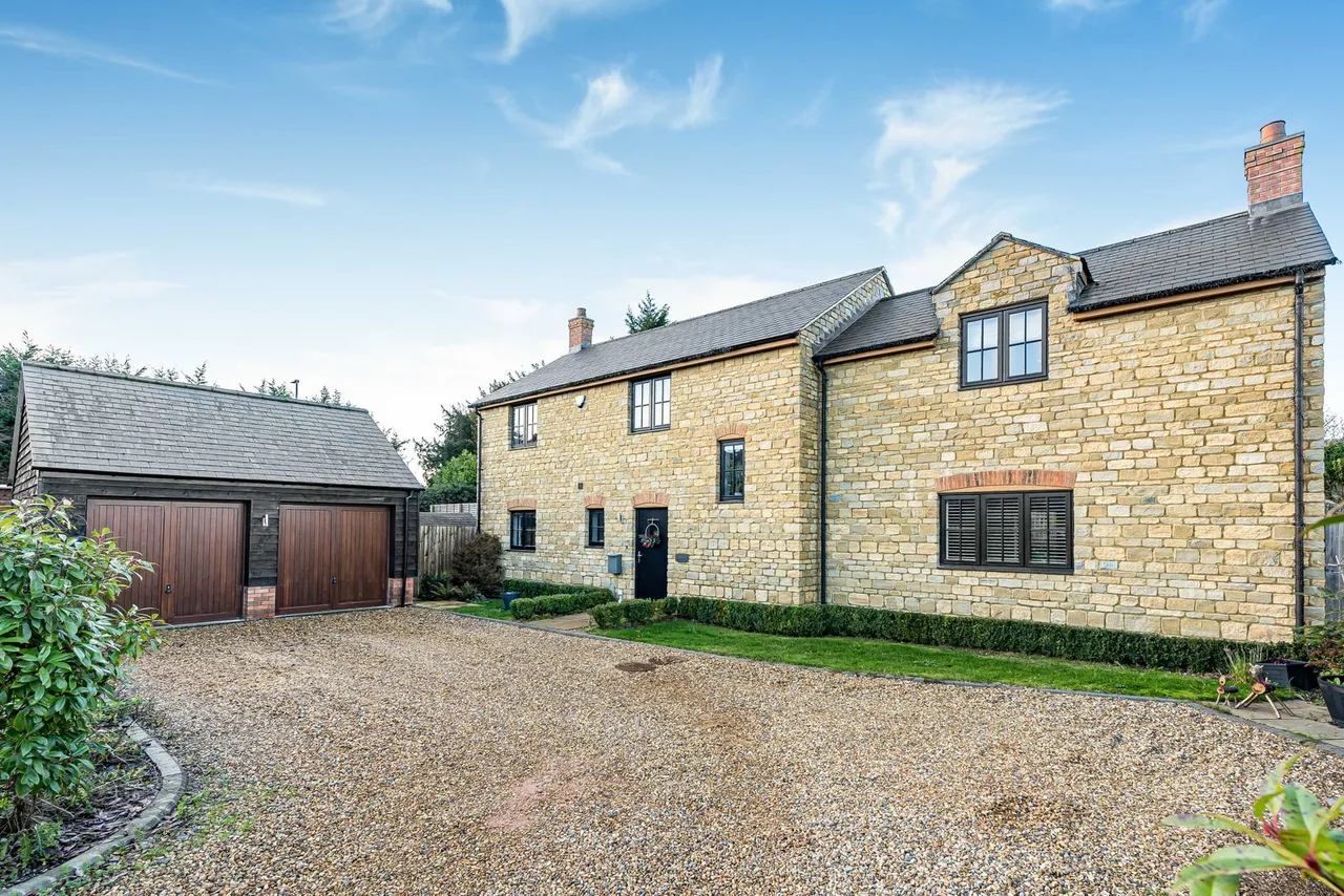 5 bed house for sale, Reindeer Court, Potterspury, NN12