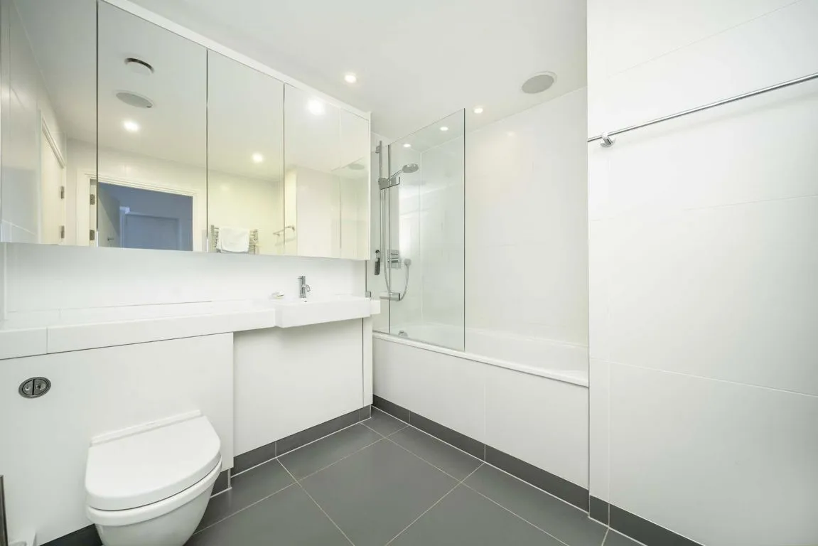 Frobisher Crescent, EC2Y, photo 12