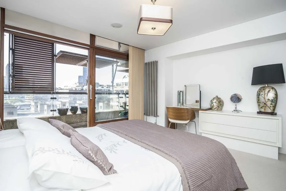 Frobisher Crescent, EC2Y, photo 3
