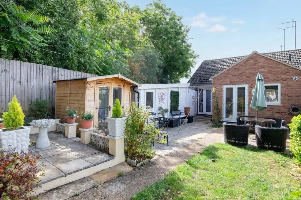 2 bed house for sale, Oakway, Wellingborough, NN8
