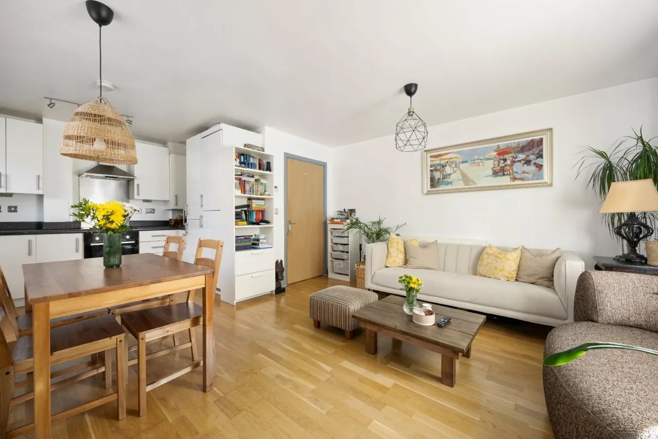 2 bed flat for sale, Varcoe Gardens, Hayes, UB3