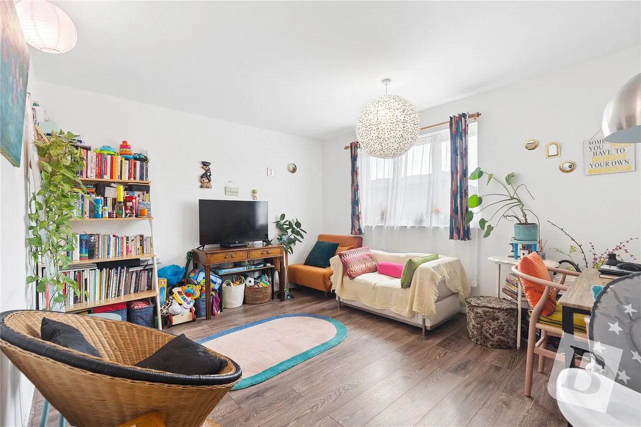 Madeleine Close, Chadwell Heath, RM6, photo 2