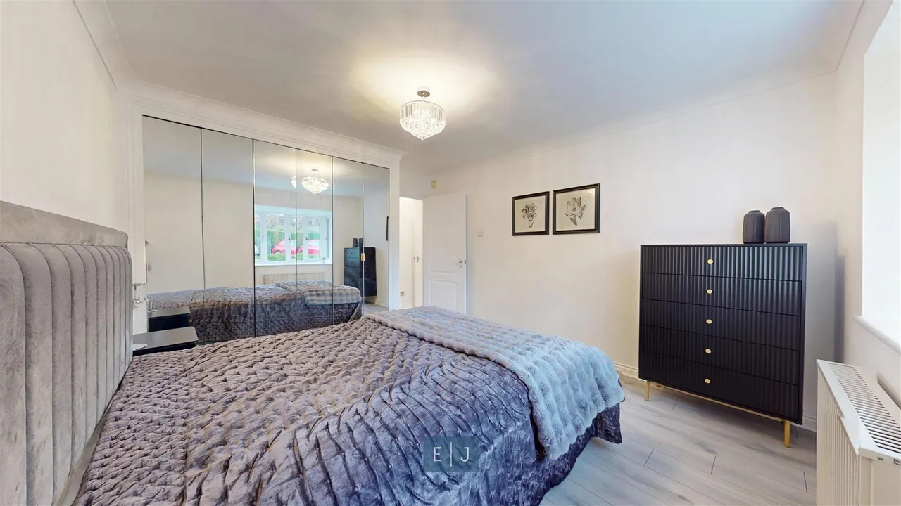 Connaught Court, photo 4