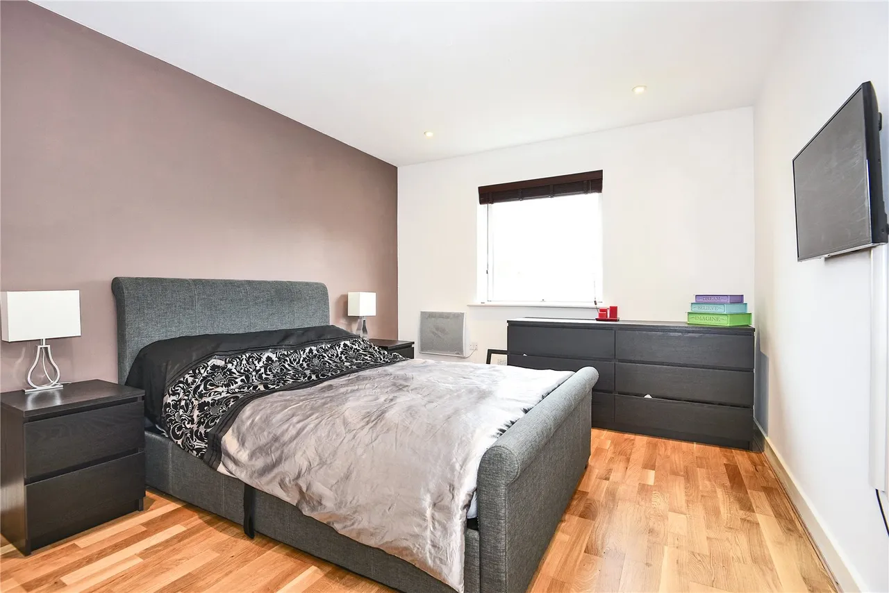 Whippendell Road, WD18, photo 6