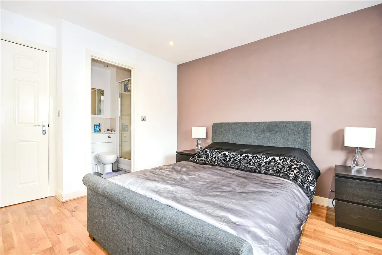 Whippendell Road, WD18, photo 5