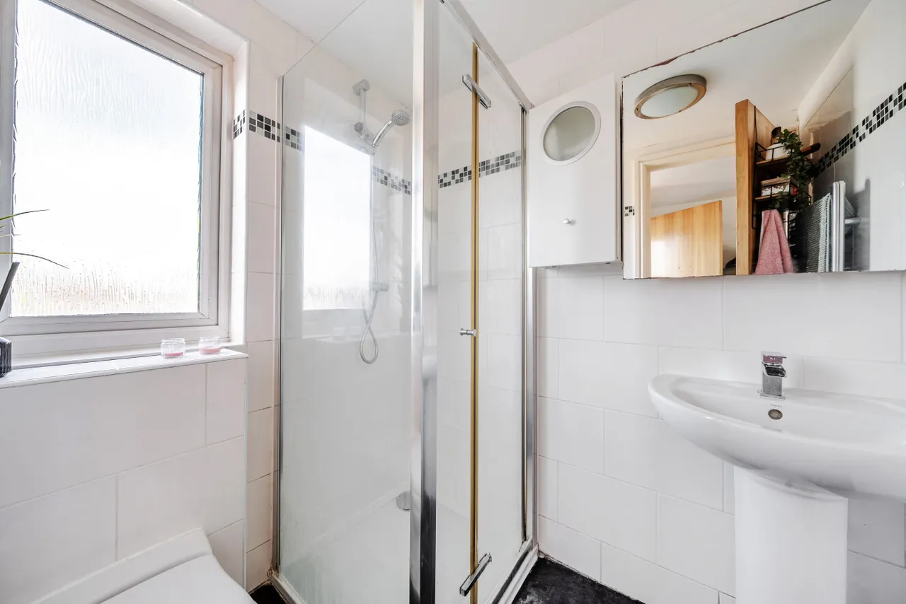 Mafeking Avenue, Brentford, London, TW8, photo 10