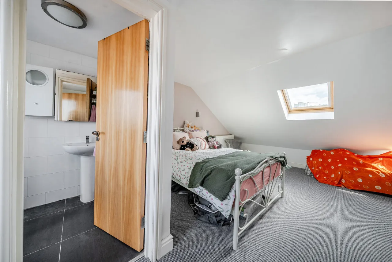 Mafeking Avenue, Brentford, London, TW8, photo 11