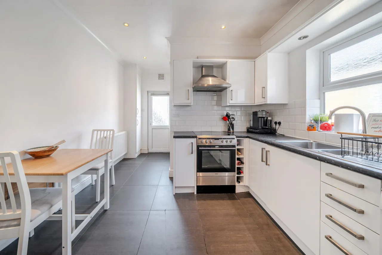 Mafeking Avenue, Brentford, London, TW8, photo 2
