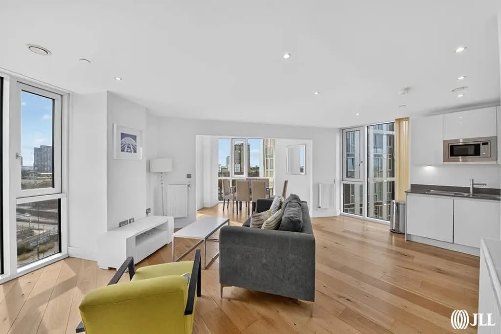 3 bed flat for sale, High Street, London, E15