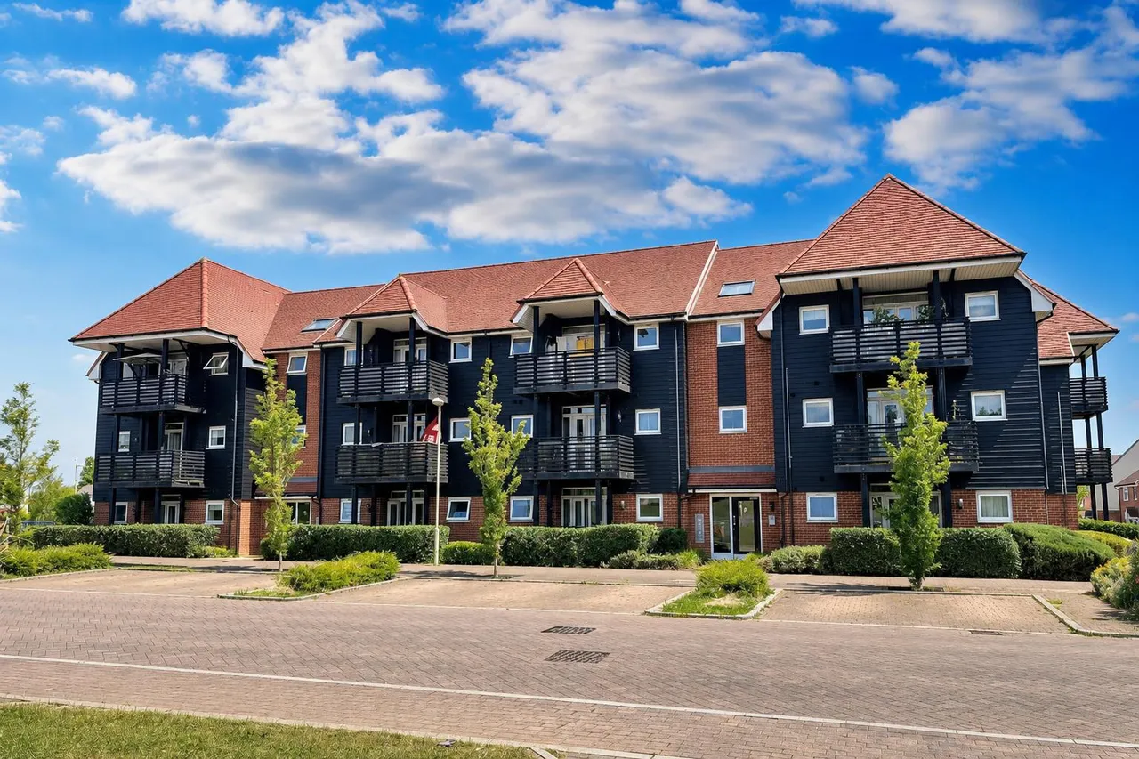 2 bed flat for sale, Finn Farm Road, Ashford, TN25
