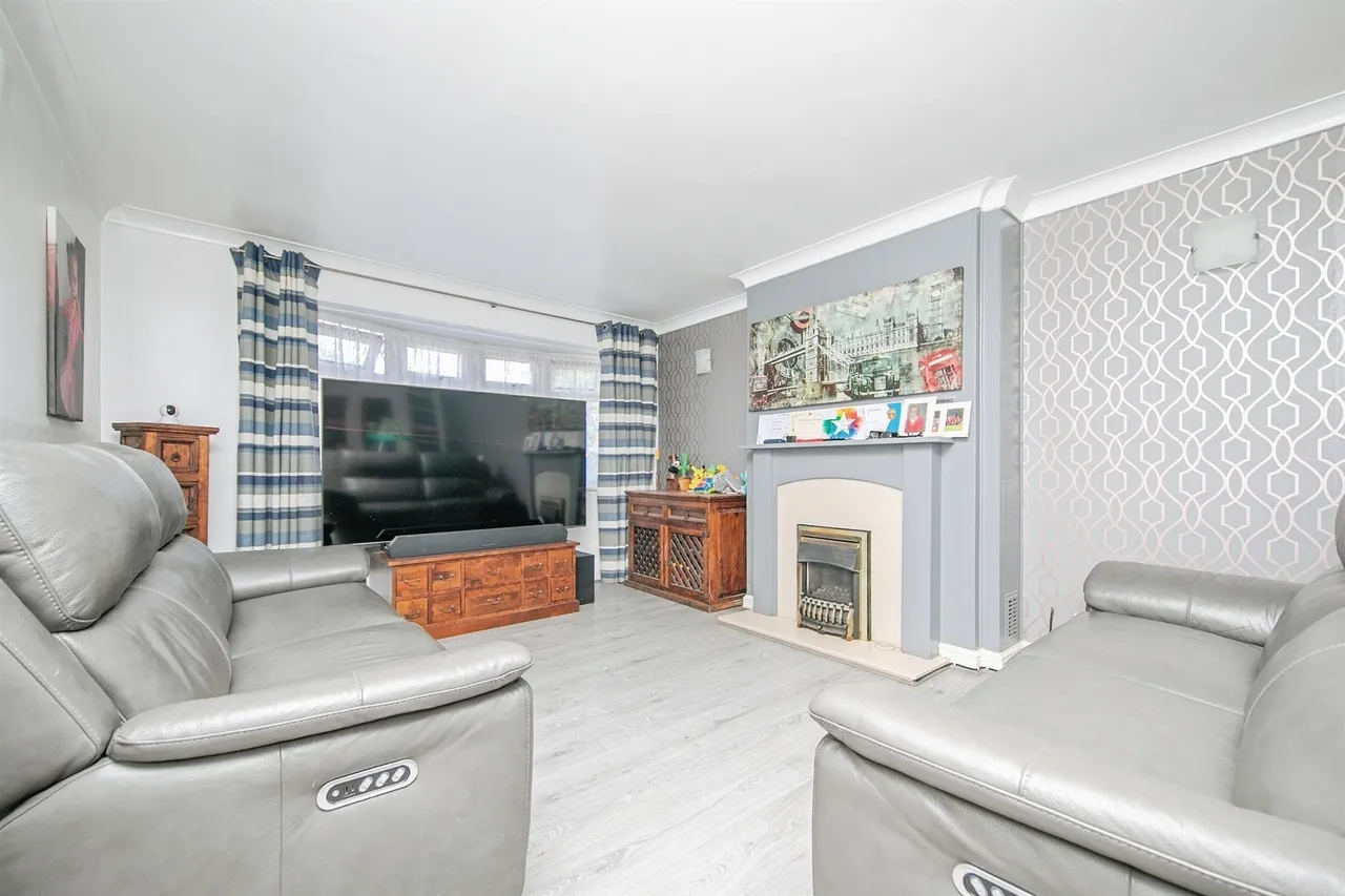 5 bed house for sale — Pembroke Gardens, Holland-On-Sea, Clacton-On-Sea