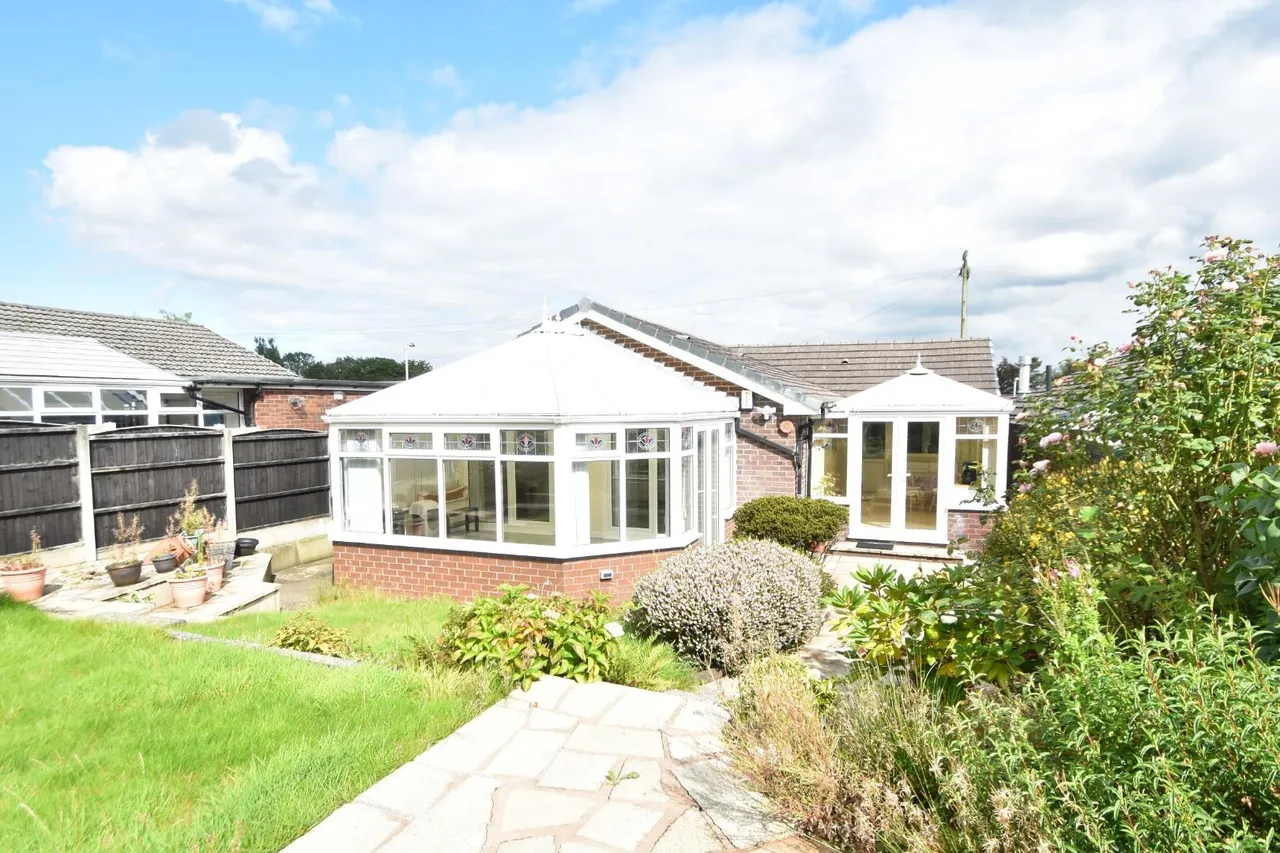Adlington Close, Bury, Lancashire, BL8 2HS, photo 2
