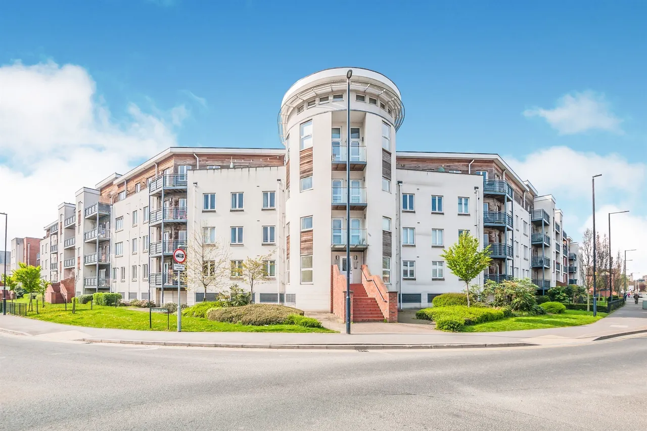 2 bed flat to rent — Kingsquarter, MAIDENHEAD