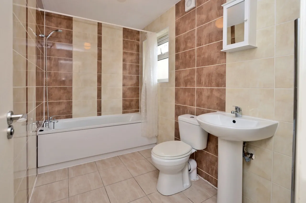 2 bed flat to rent, Camberley, GU15