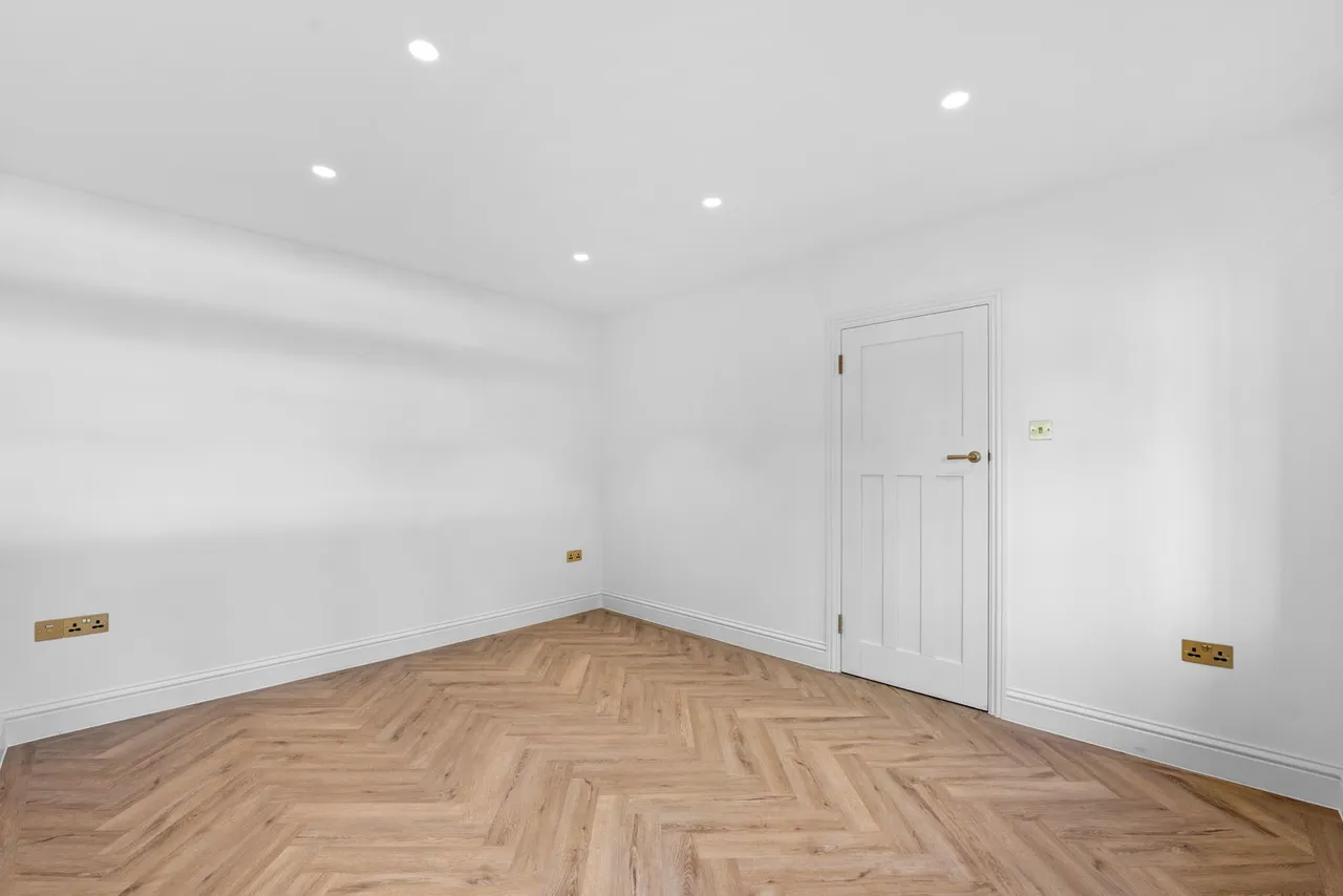 Longdown Lane South, Epsom, KT17, photo 5