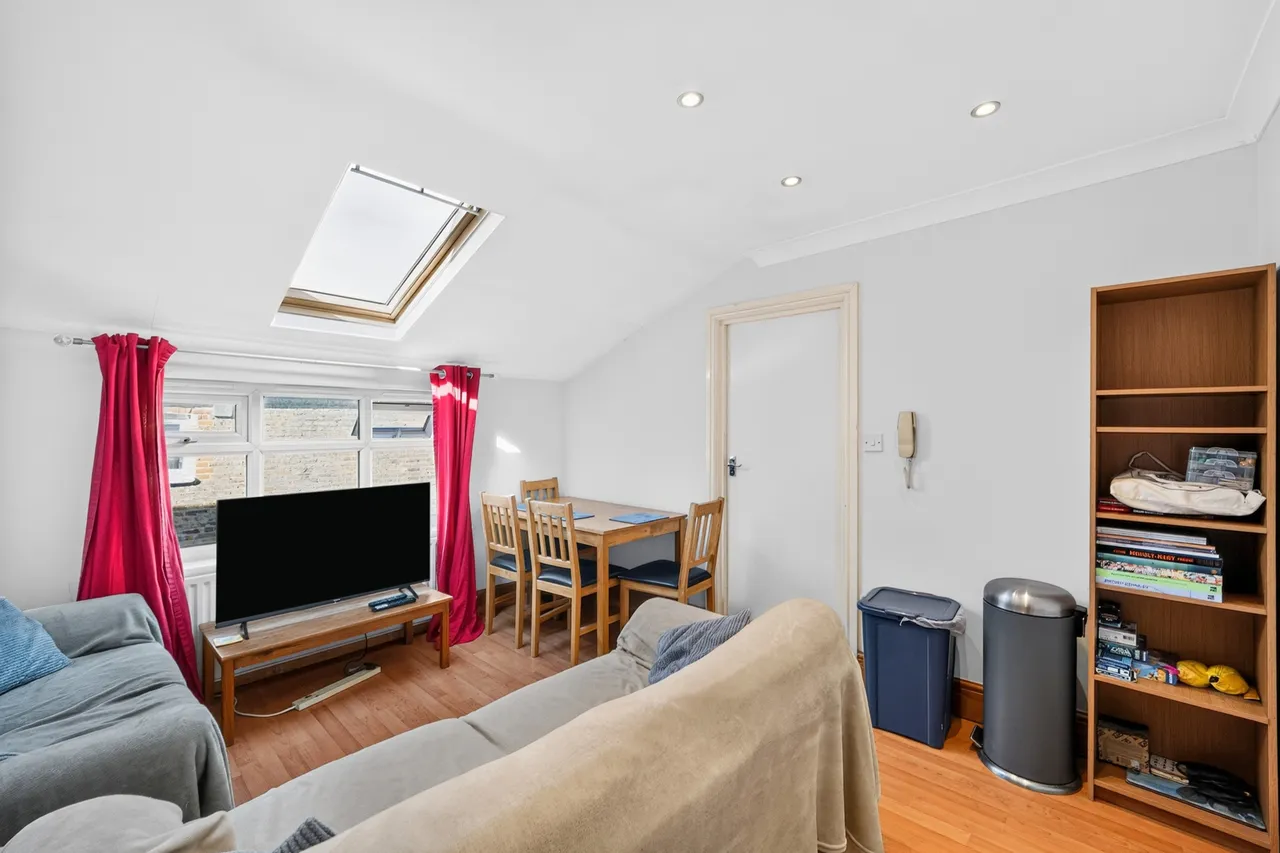 2 bed flat to rent, Tooting Bec Road, London, SW17