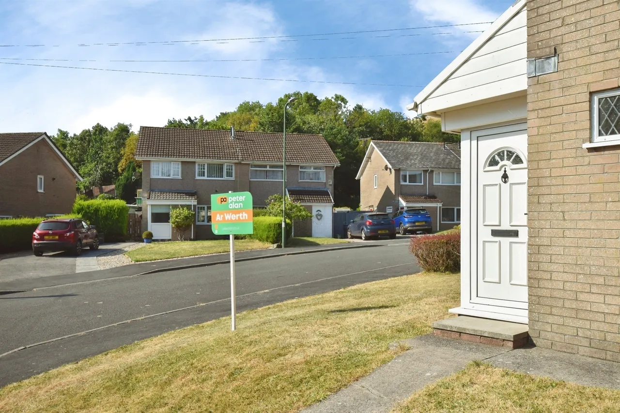 Oliver Jones Crescent, Tredegar, NP22, photo 33