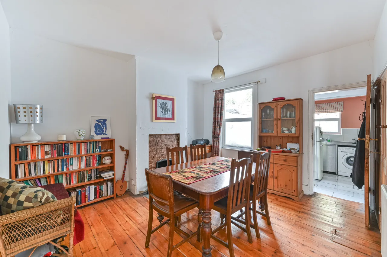 80 Roydene Road, London, photo 2